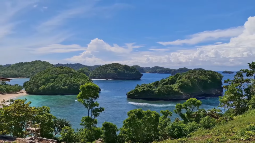 Keindahan Tersembunyi Pantai Teluk Asmara Malang Bikin Melongo