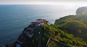 Pesona Tebing Tinggi Indah di Puncak Segoro